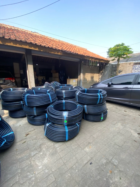 Stok pipa HDPE roll di fasilitas penyimpanan
